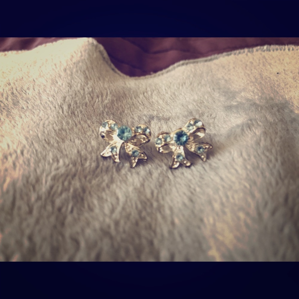 Cute bow stud earrings!